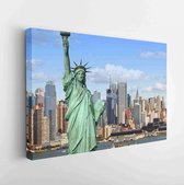 New York City skyline stadsgezicht met vrijheidsbeeld over Hudson rivier. Midtown Manhattan met wolkenkrabbers en het vrachtzeilschip van de V.S. Amerika. - Moderne kunst canvas -