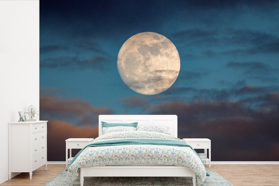 Papier peint photo vinyle - Une pleine lune entre une formation de nuages largeur 360 cm x hauteur 240 cm - Tirage photo sur papier peint (disponible en 7 tailles)