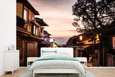 Behang - Fotobehang Zonsondergang over de Japanse straten van Gion in Kioto - Breedte 525 cm x hoogte 350 cm