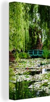 Canvas Schilderij Japanse groene brug op een zomerdag in Monet's tuin in Frankrijk - 40x80 cm - Wanddecoratie