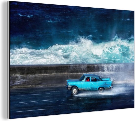 Wanddecoratie Metaal - Aluminium Schilderij Industrieel - Oldtimer - Cuba - Cadillac - Blauwe auto rijdt langs zee - 150x100 cm - Dibond - Foto op aluminium - Industriële muurdecoratie - Voor de woonkamer/slaapkamer