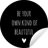 WallCircle - Muurstickers - Behangcirkel - Engelse quote "Be your own kind of beautiful" met een hartje tegen een zwarte achtergrond - ⌀ 140 cm - Muurcirkel - Zelfklevend - Ronde Behangsticker