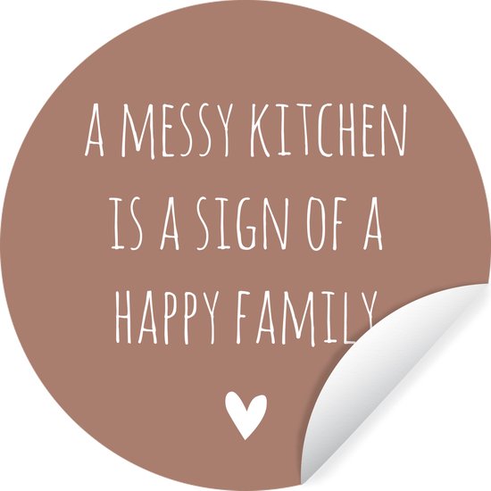 Foto: Wallcircle muurstickers behangcirkel engelse quote a messy kitchen is a sign of a happy family tegen een bruine achtergrond 80x80 cm muurcirkel zelfklevend ronde behangsticker