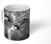 Mok - Gekleurde flamingo's in gesprek - zwart wit - 350 ML - Beker
