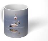 Mok - Twee Chileense flamingo's in een meer - 350 ML - Beker - Uitdeelcadeautjes