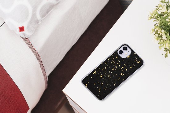 Telefoonhoesje Geschikt voor iPhone 11 hoesje - Gouden vlokken op een zwarte achtergrond - Siliconen Telefoonhoesje Telefoonhoesje