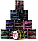 Een piramide van verschillende potjes Manic Panic haarverf, waaronder Cotton Candy Pink.