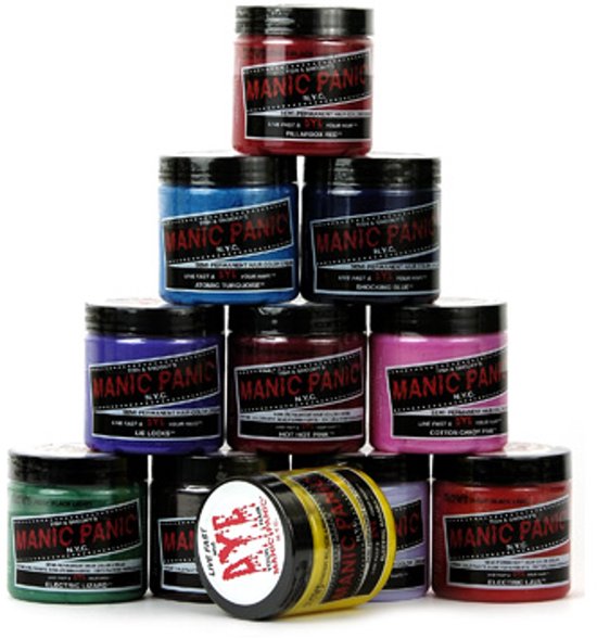 Een piramide van verschillende potjes Manic Panic haarverf, waaronder Cotton Candy Pink.