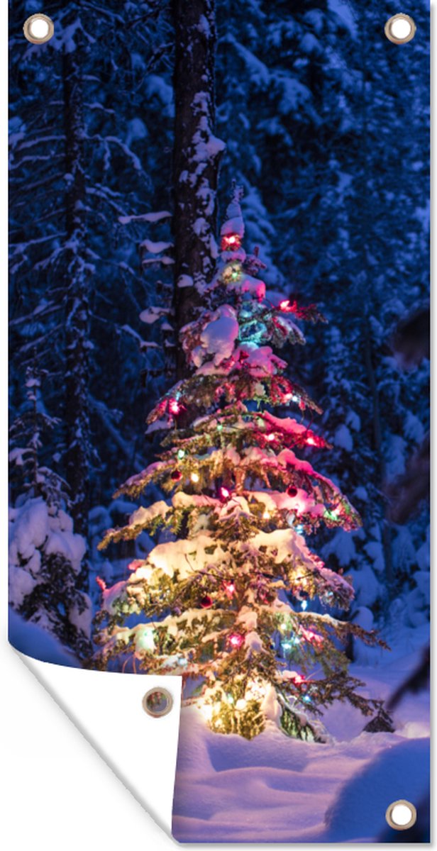 Wanddecoratie buiten Een kerstboom in het besneeuwde bos - 80x160 cm - Tuindoek - Buitenposter
