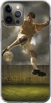 Geschikt voor iPhone 13 Pro hoesje - Een illustratie van een voetballer die tegen de bal schopt - Jongens - Jongetje - Kids - Siliconen Telefoonhoesje