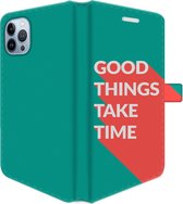 Apple iPhone 13 Pro Max Telefoonhoesje - Portemonneehoesje  - Met pasjeshouder - Met Quote - Good Things - Donkergroen