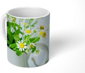 Mok - Kamillebloemen in waterkruik - 350 ML - Beker