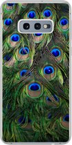 Geschikt voor Samsung Galaxy S10e hoesje - Close-up van veren van een pauw - Siliconen Telefoonhoesje