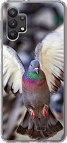 Geschikt voor Samsung Galaxy A32 5G hoesje - Close-up van een opvliegende duif - Siliconen Telefoonhoesje