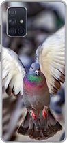 Geschikt voor Samsung Galaxy A51 5G hoesje - Close-up van een opvliegende duif - Siliconen Telefoonhoesje
