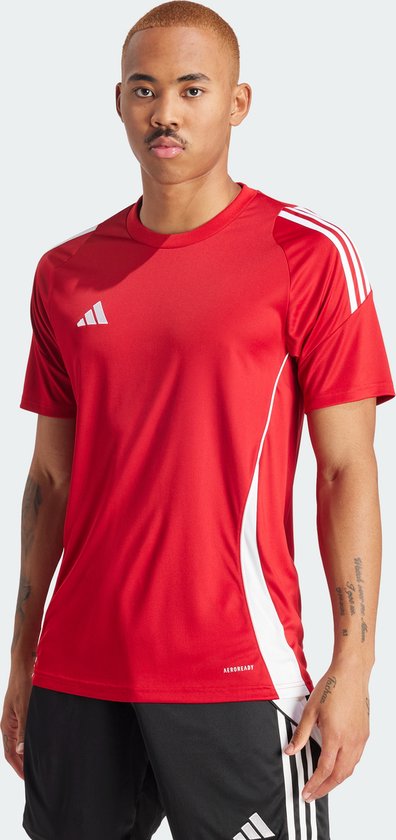Rood sportshirt voor heren met witte accenten op de schouders en zijkanten. Het shirt heeft korte mouwen en een ronde hals.
