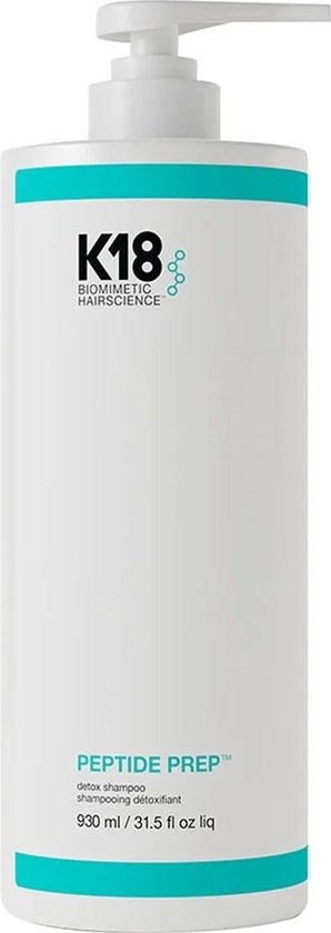 Grote witte pompflacon met K18 Peptide Prep Detox Shampoo label in turquoise.