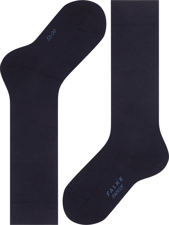 Donkerblauwe kniekousen van FALKE met een fijn ribbelpatroon en de tekst 'FALKE FAMILY'.