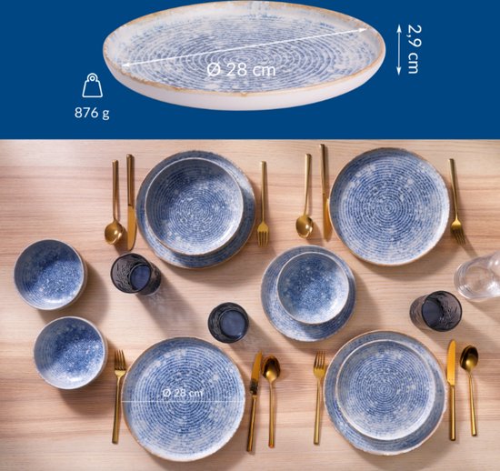 Een gedekte tafel met blauw-witte borden, schalen, glazen en gouden bestek.