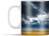 Mok - Donkere wolken boven een groen landschap - 350 ml - Beker