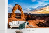 Behang - Fotobehang Een kleurrijke lucht boven de woestijn van Het Nationaal Park Arches - Breedte 420 cm x hoogte 280 cm