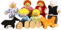 Houten poppenfamilie van zes, met een hond en een kat.