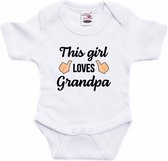 This girl loves grandpa tekst baby rompertje wit meisjes - Cadeau opa - Babykleding 68 (4-6 maanden)