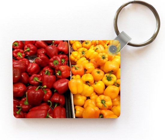 Foto: Sleutelhanger twee bakken met rode en gele paprika s op een markt uitdeelcadeautjes plastic