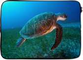 Laptophoes 13 inch - Groene schildpad zwemt boven het zeegras - Laptop sleeve - Binnenmaat 32x22,5 cm - Zwarte achterkant