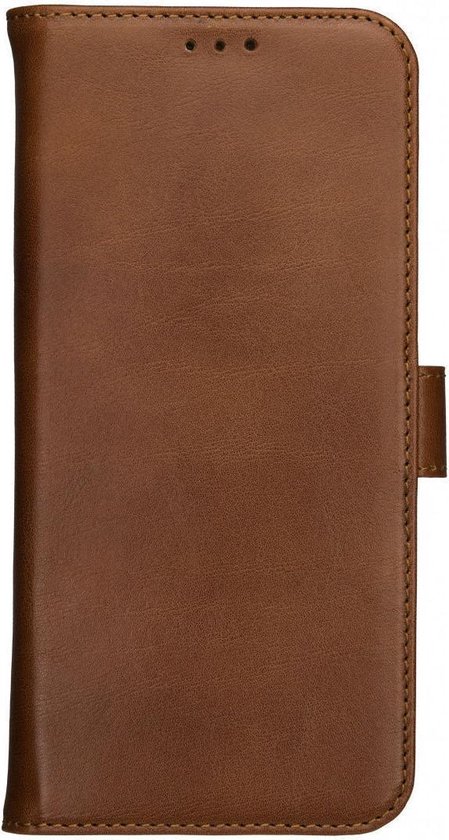 Bruin lederen telefoonhoesje met flappen, sluiting en drie stippen voor de oortelefoon.
