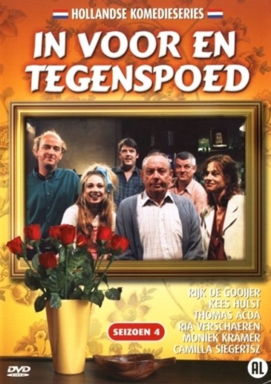 DVD-hoes 'In Voor En Tegenspoed - Seizoen 4'. Zes acteurs in een lijst, voor een vaas met rode rozen.