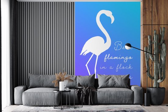 Citation 'Soyez un flamant rose dans un troupeau de pigeons' avec un flamant rose blanc sur fond bleu 195x300 cm