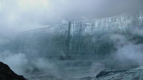 De muur van ijs in Game of Thrones, bedekt met sneeuw en mist.