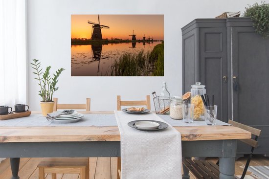 Red glow in the sky at the Windmills of Kinderdijk in Europe Poster 120x80 cm - Tirage photo sur Poster (décoration murale salon / chambre)