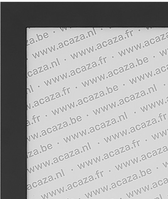 Hoek van een zwarte fotolijst met subtiele webadressen op de achtergrond.