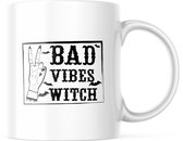 Halloween Mok met tekst: Bad Vibes Witch | Halloween Decoratie | Grappige Cadeaus | Koffiemok | Koffiebeker | Theemok | Theebeker
