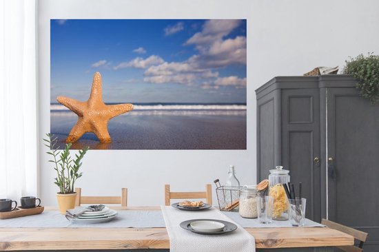 L' étoile de mer Oranje se tient debout devant la côte Poster 180x120 cm - Tirage photo sur Poster (décoration murale salon / chambre) / Poster Pêche XXL / Groot format! / Mer et plage