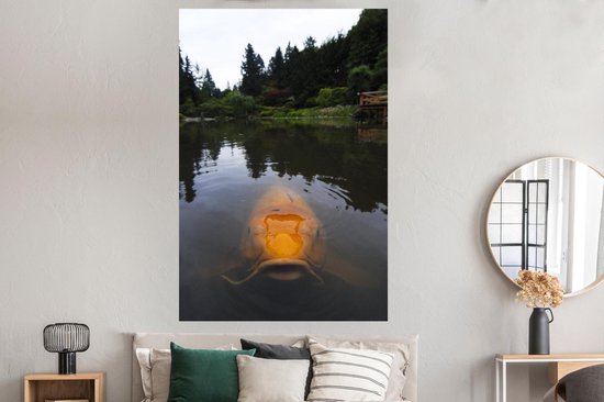 Poster Une carpe koi géante dans l'eau 120x180 cm - Tirage photo sur Poster (décoration murale salon / chambre) / Poster Animaux sauvages XXL / Groot format!