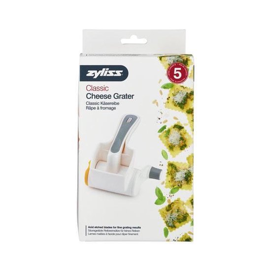 Verpakking van witte Zyliss kaasrasp met gele en grijze details. Afbeelding van pasta met kaas.