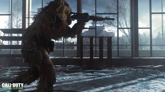 Soldaat in een ghilliepak met snipergeweer, in een verlaten gebouw met gebroken ramen. Call of Duty Modern Warfare Remastered logo.
