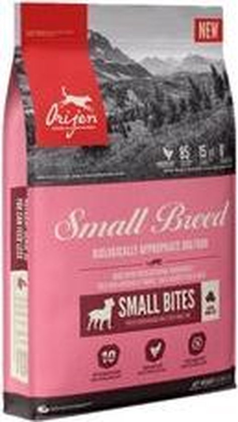 Roze zak Orijen Small Breed hondenvoer met een berglandschap op de achtergrond en de tekst "Small Bites" met afbeeldingen van ingrediënten.