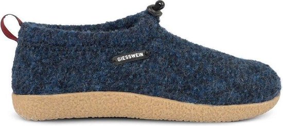 Donkerblauwe wollen pantoffel met gevlochten zool, trekkoord bij de wreef en rode lus aan de hiel. Giesswein logo op de zijkant.