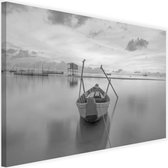 Schilderij Boot op een kalm meer, 2 maten, zwart-wit, Premium print