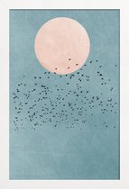 JUNIQE - Poster met houten lijst Fly Away - Een zwerm vogels en de