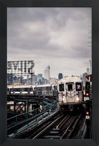 JUNIQE - Poster met houten lijst Metro van New York -13x18 /Grijs