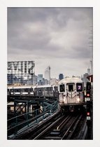 JUNIQE - Poster met houten lijst Metro van New York -13x18 /Grijs