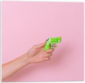 Forex - Groen Pistool op Roze Achtergrond - 50x50cm Foto op Forex