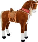 Bruin pluche paard met blonde manen, zadel, witte snuit en rode bandana.