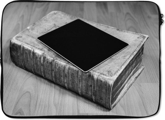 bedriegen groep Durven Laptophoes 14 inch - Een tablet ligt op een dik boek - Laptop sleeve |  bol.com