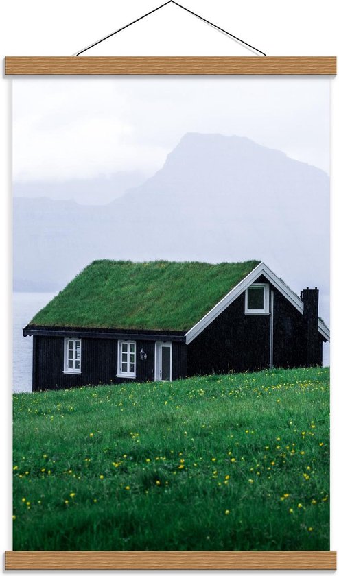 Schoolplaat – Huisje aan de Dijk met Gras - 40x60cm Foto op Textielposter (Wanddecoratie op Schoolplaat)